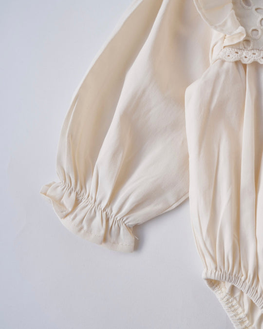 レースビブリボンロンパース