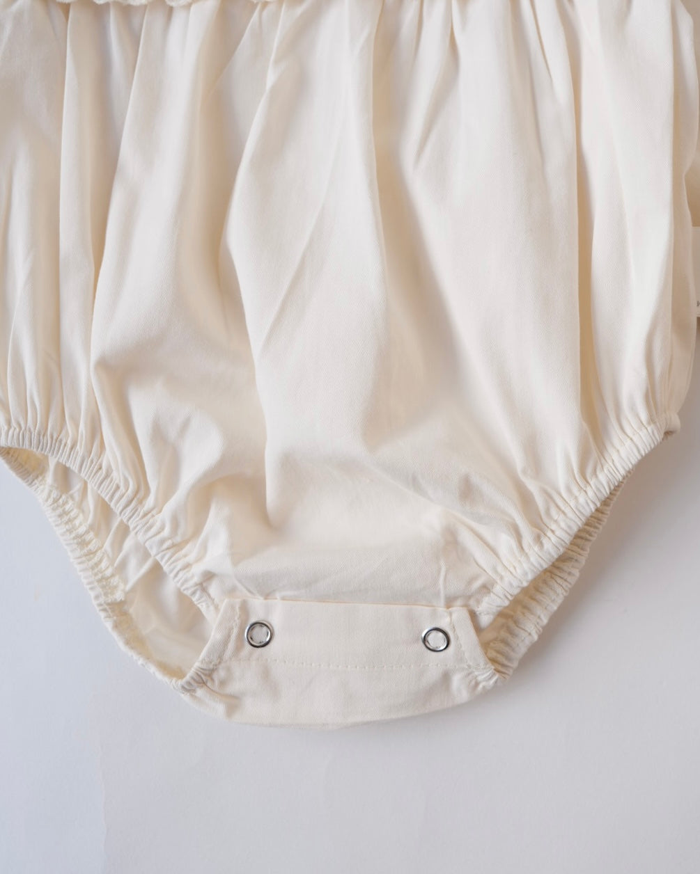 レースビブリボンロンパース