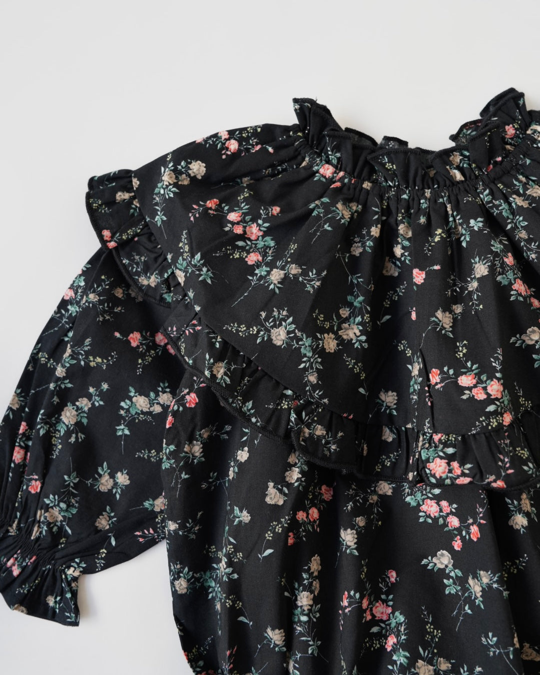 小花柄フリルロンパース