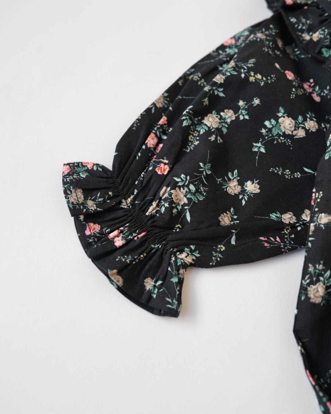 小花柄フリルロンパース