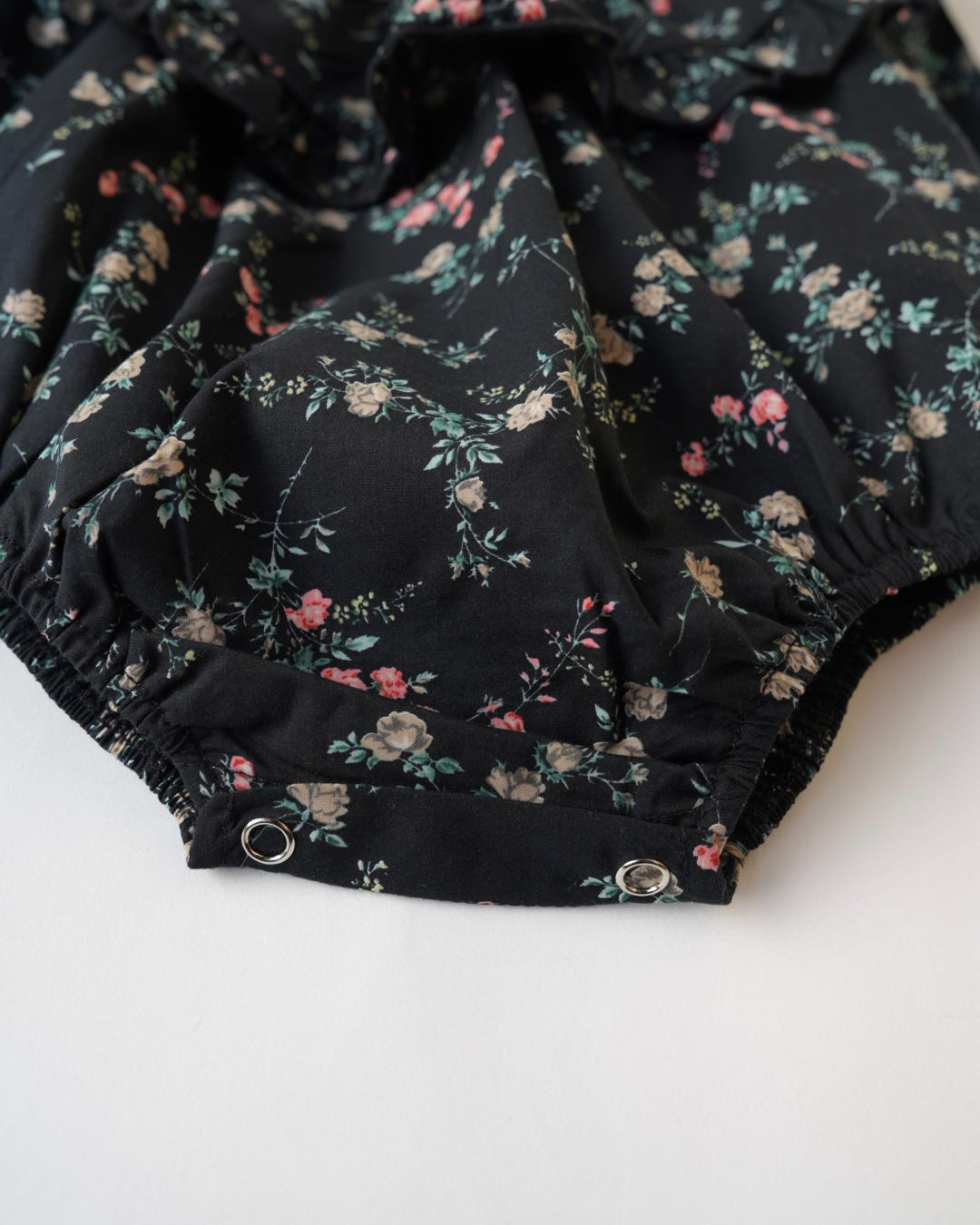 小花柄フリルロンパース