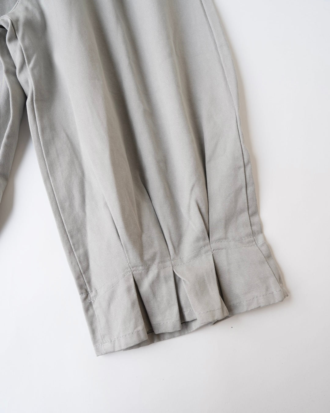 裾タックボリュームパンツ