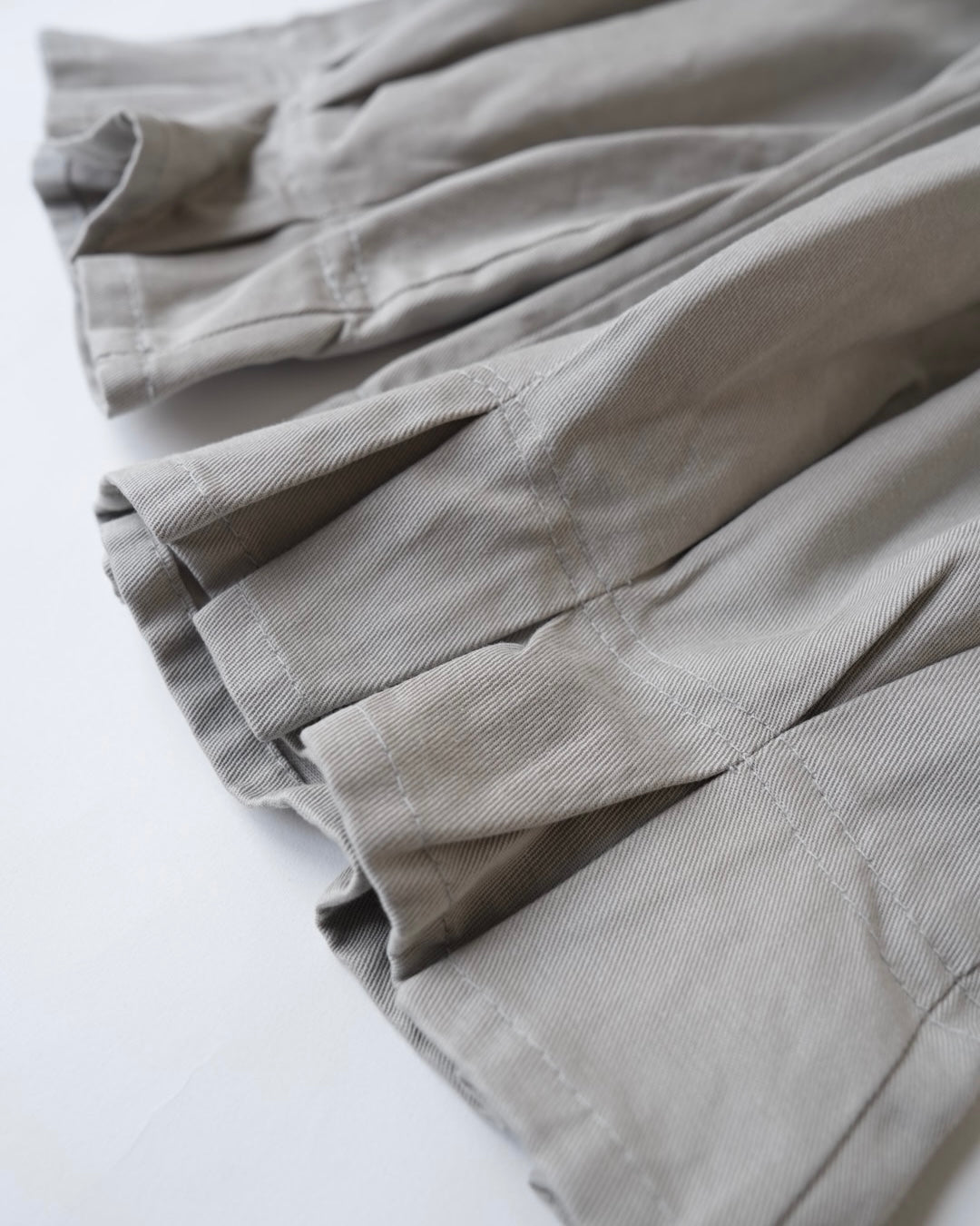 裾タックボリュームパンツ