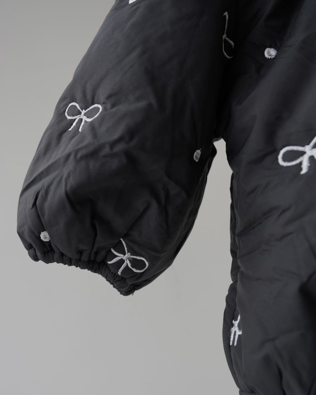 ボンネ付中綿リボンステッチロンパース