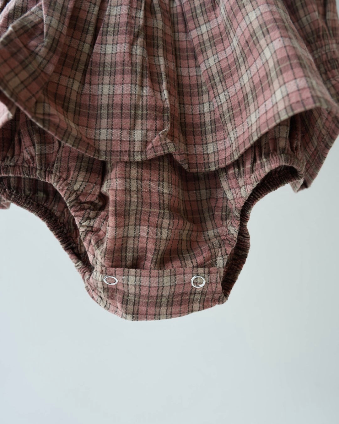 ギャザースリーブチェックロンパース