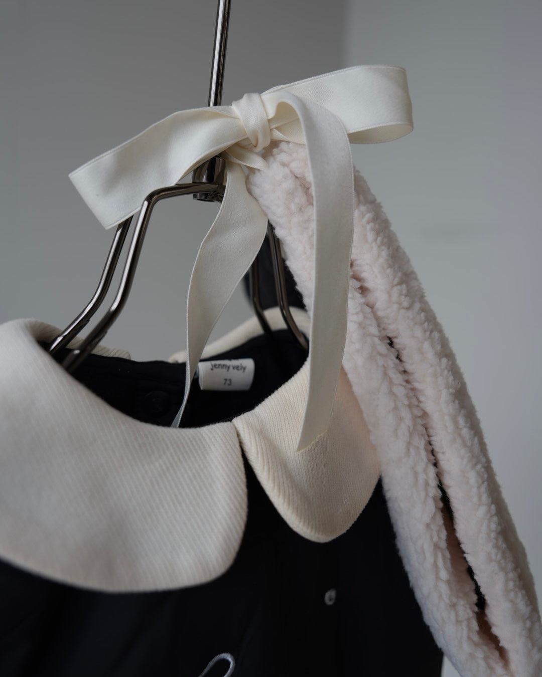 ボンネ付中綿リボンステッチロンパース