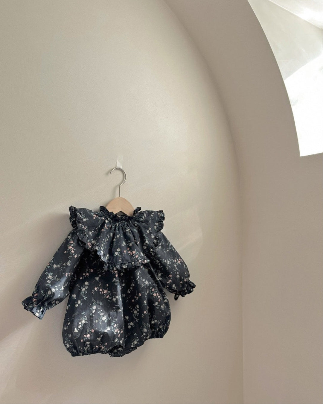 小花柄フリルロンパース