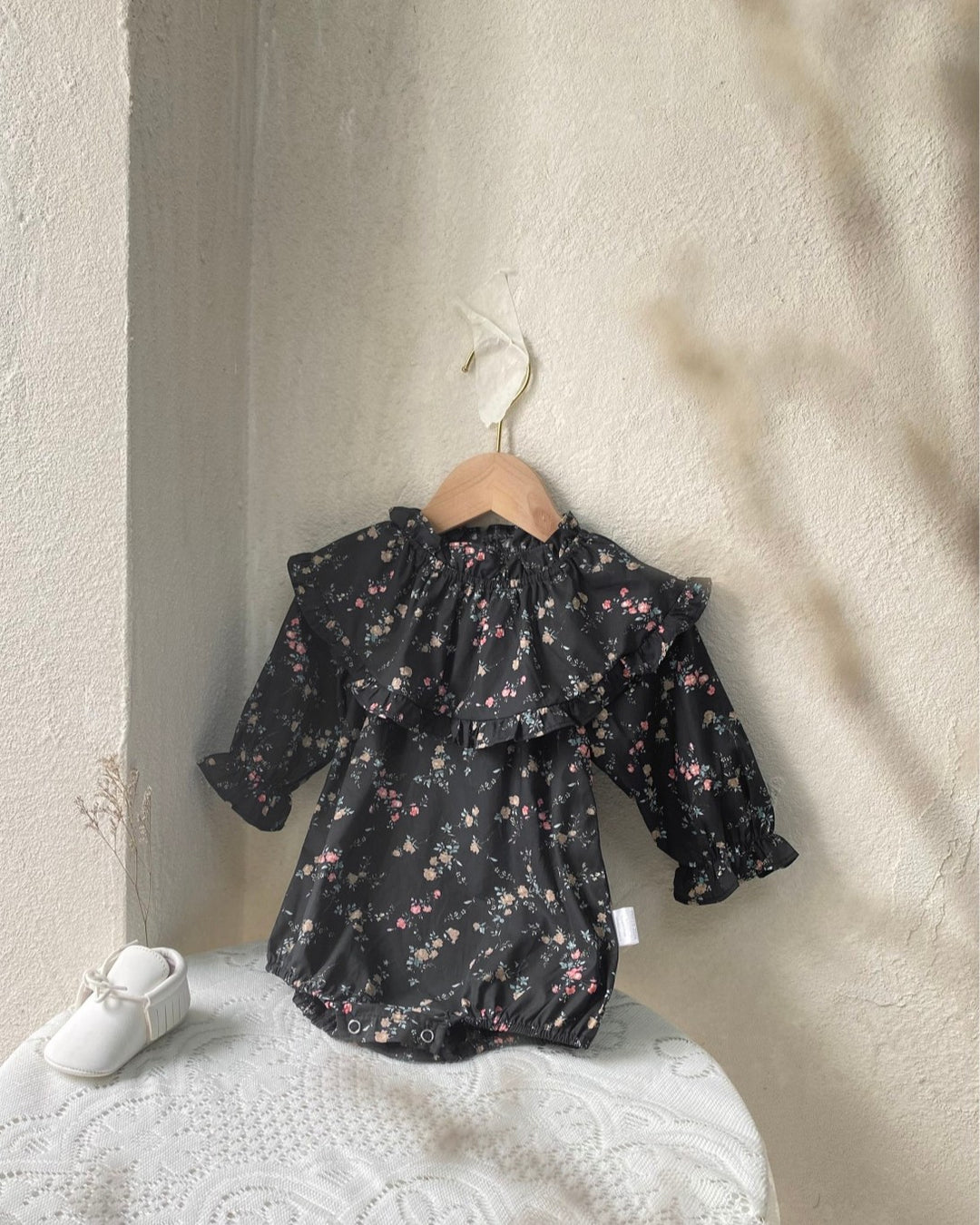 小花柄フリルロンパース